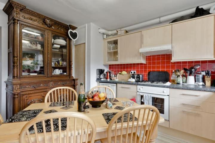 Stayinwoking At 30 Woodlands Horsell Esterno foto