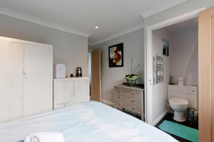 Stayinwoking At 30 Woodlands Horsell Esterno foto