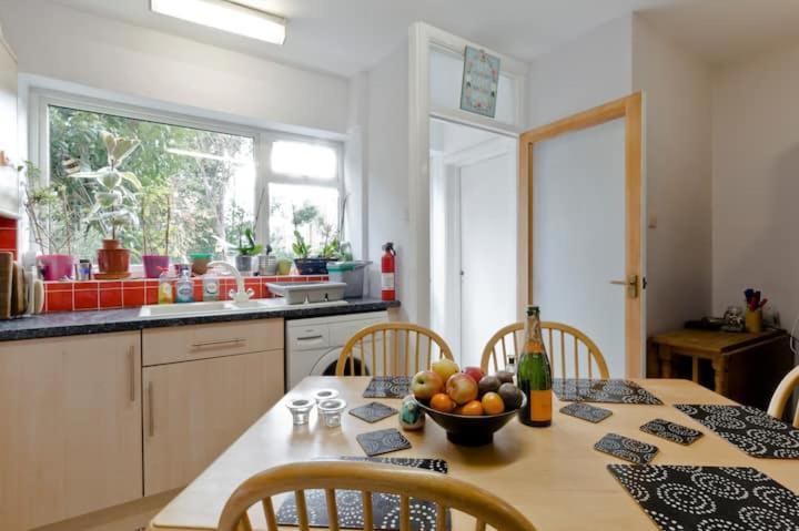 Stayinwoking At 30 Woodlands Horsell Esterno foto
