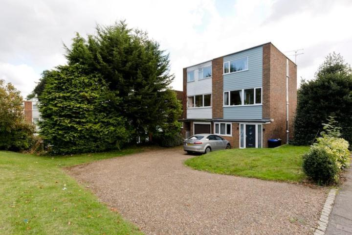 Stayinwoking At 30 Woodlands Horsell Esterno foto