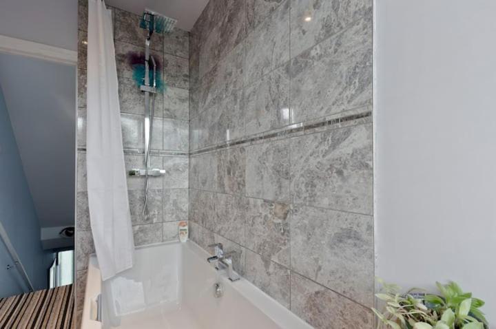 Stayinwoking At 30 Woodlands Horsell Esterno foto