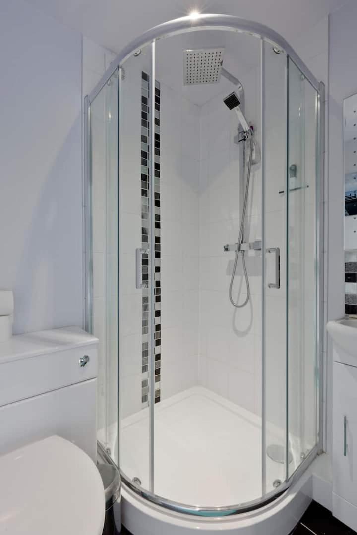Stayinwoking At 30 Woodlands Horsell Esterno foto