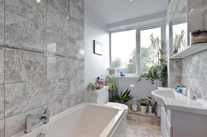 Stayinwoking At 30 Woodlands Horsell Esterno foto